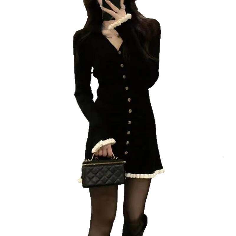 2026 autumn and winter designer's new V-neck French long sleeved knitted black slim fit short skirt sweater