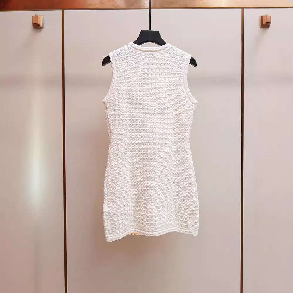 2026 designer high-end women's clothing new single breasted style sleeveless knitted white elegant dress