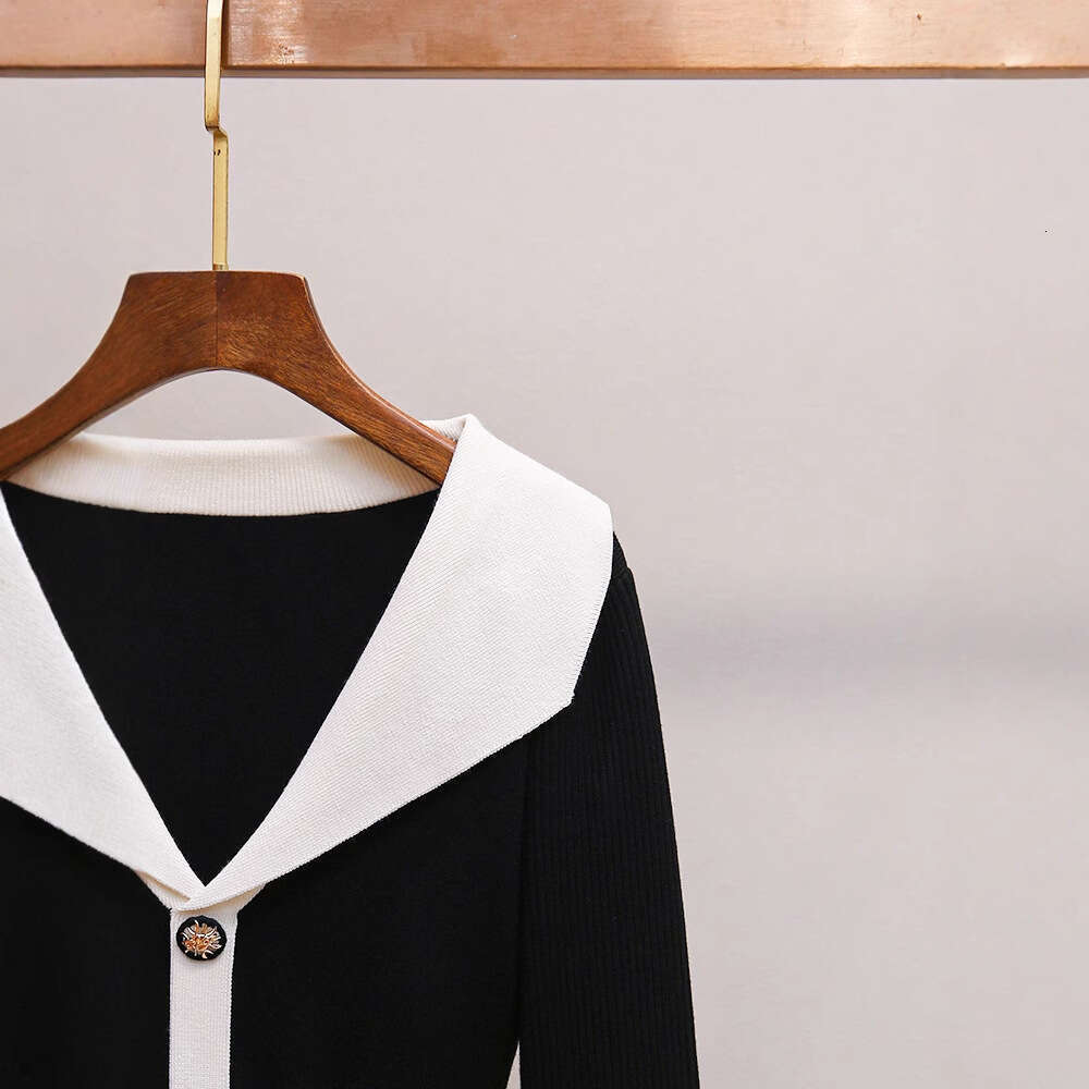 2026 Designer High end Women's Autumn New Fashion French Color blocked V-neck Waist Knitted Short Skirt