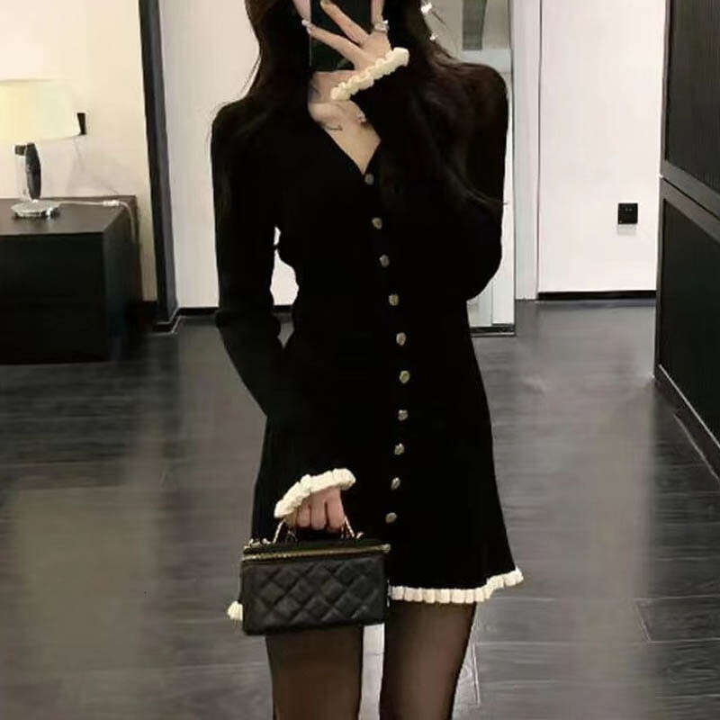 2026 autumn and winter designer's new V-neck French long sleeved knitted black slim fit short skirt sweater