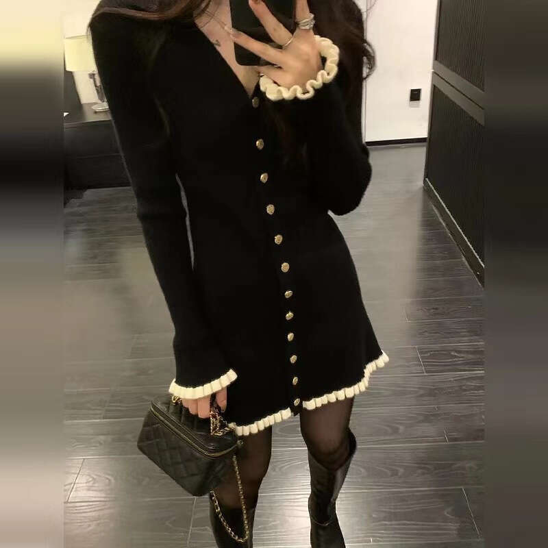 2026 autumn and winter designer's new V-neck French long sleeved knitted black slim fit short skirt sweater