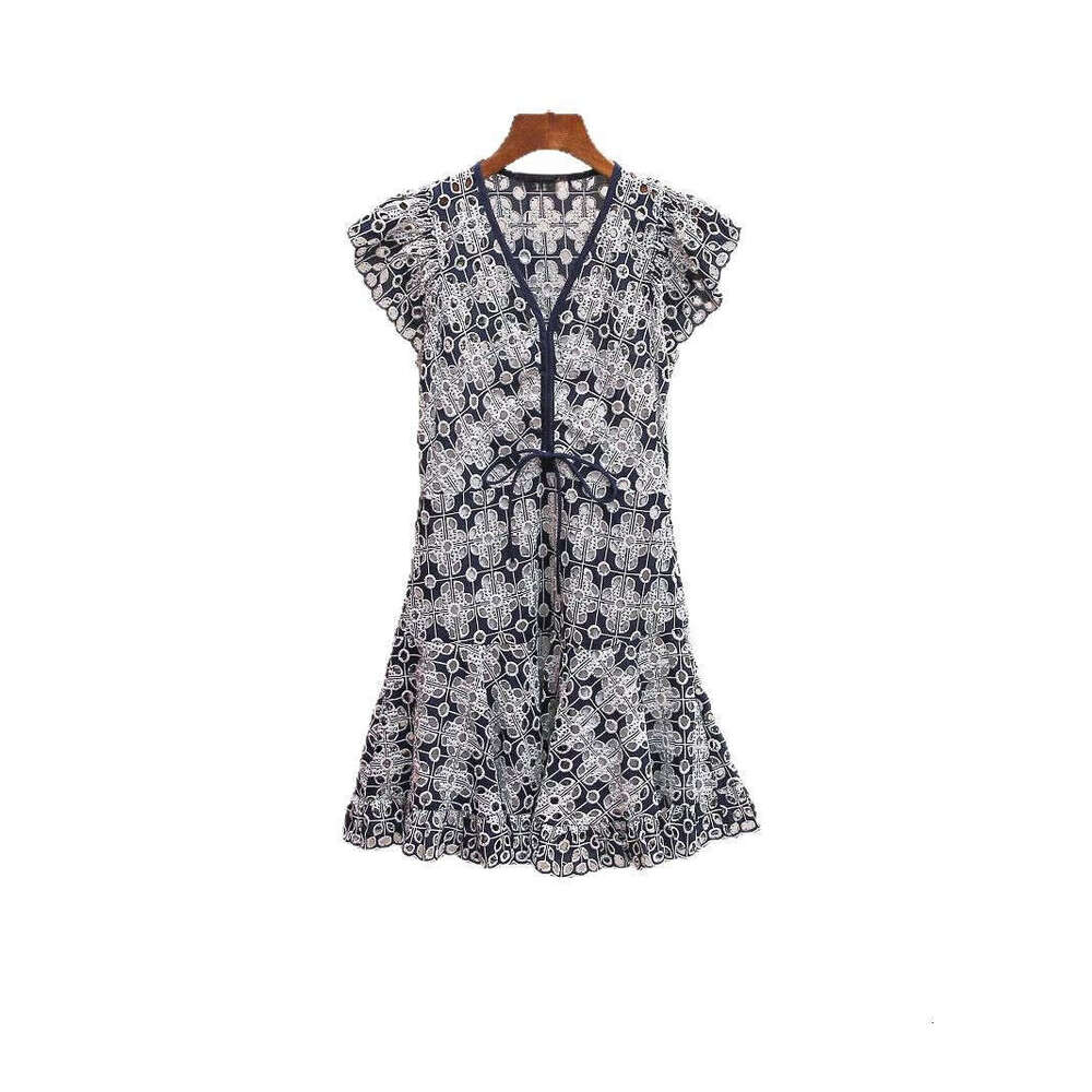 2026 Spring/Summer New Designer Fashionable Retro French V-neck Sleeveless Heavy Embroidered Hollow Lace Short Skirt