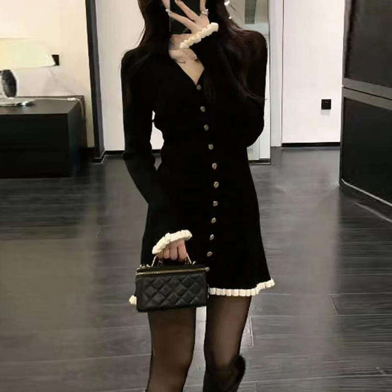 2026 autumn and winter designer's new V-neck French long sleeved knitted black slim fit short skirt sweater