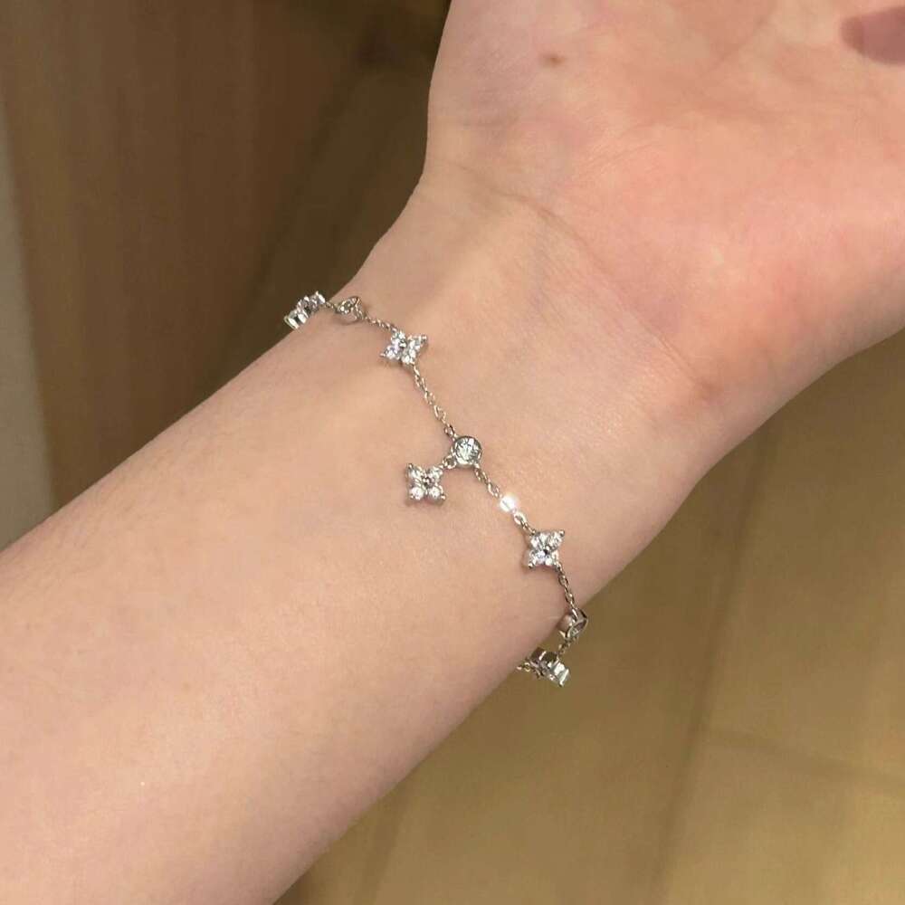 Women Jewelry Bracelets Charm Bracelets Sparkling Diamond Clover Fashion Niche Designer Elegant Exquisite Bracelet