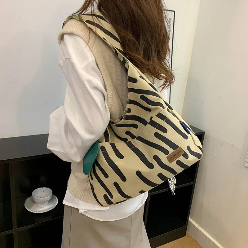 3 Womens Large Capacity Casual Nylon Shoulder Handbag with Simple Daily Leisure Texture Magnetic Button 240820 4