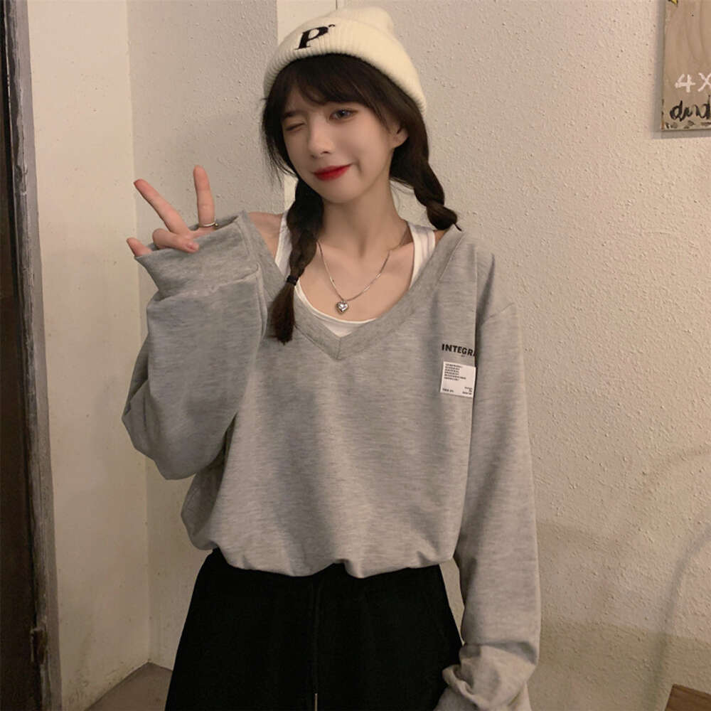 autumn winter design sense, Western style, loose and slimming, fake two-piece hanging neck V-neck long sleeved sweatshirt, women's short top, tre