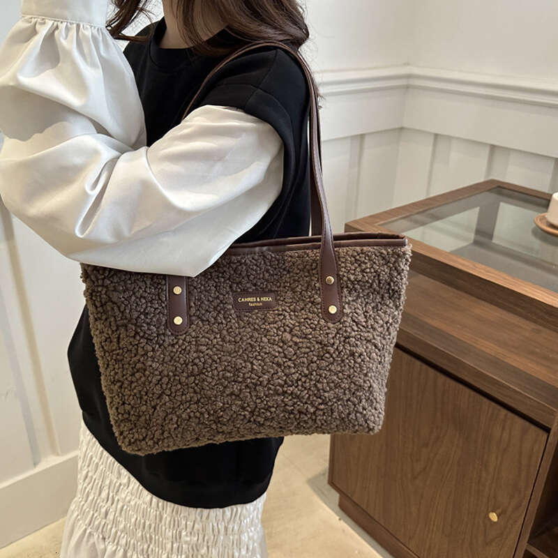 2025 Soft Handbag Large Capacity Fall Winter Shoulder Women Lamb Wool Bag Zipper Closure Casual Tote bag