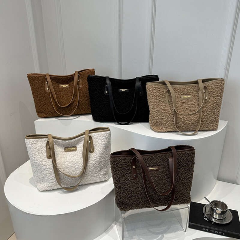 2025 Soft Handbag Large Capacity Fall Winter Shoulder Women Lamb Wool Bag Zipper Closure Casual Tote bag