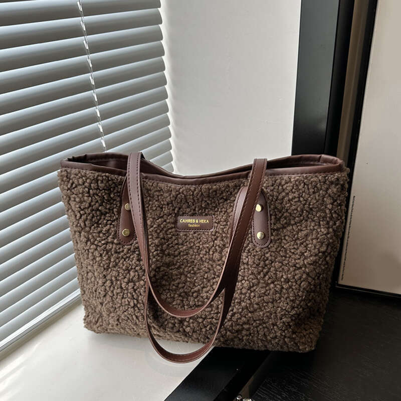 2025 Soft Handbag Large Capacity Fall Winter Shoulder Women Lamb Wool Bag Zipper Closure Casual Shopping Trave bag Tote
