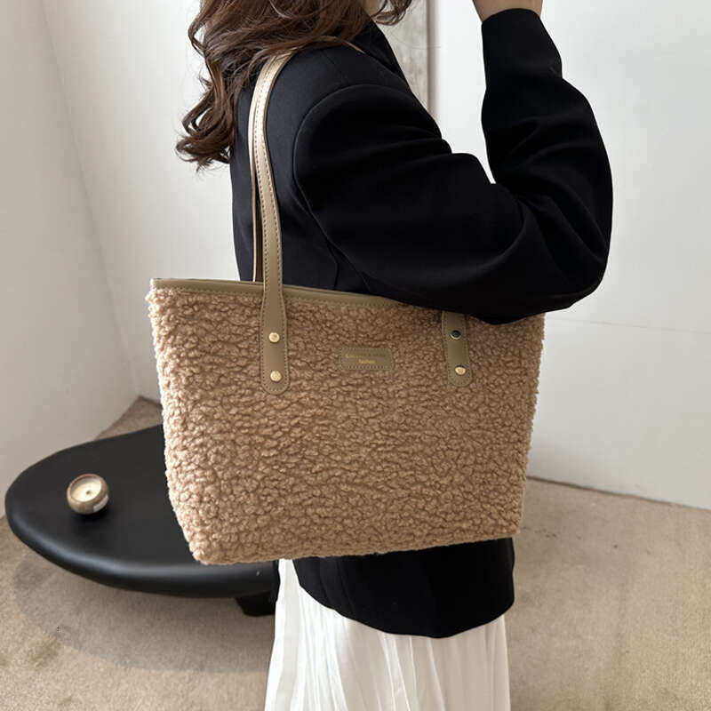 2025 Soft Handbag Large Capacity Fall Winter Shoulder Women Lamb Wool Bag Zipper Closure Casual Tote bag