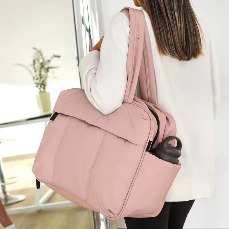 3 Down Duffel Women Shoulder Multifunctional Large Capacity Dry Wet Separation Hand Bag Travel Bags Femal 240423 4