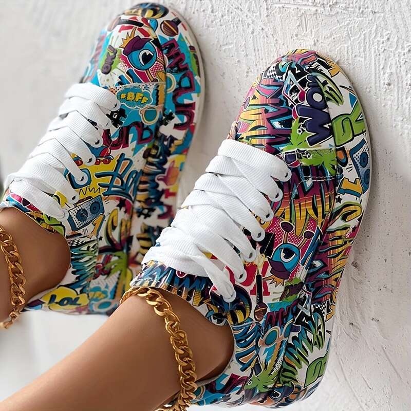 Women's graffiti printed fashionable lace up low cut thick soled sports shoes, casual skateboarding shoes