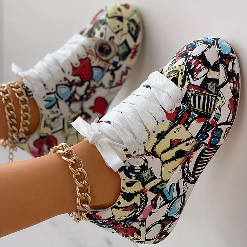 Women's graffiti printed fashionable lace up low cut thick soled sports shoes, casual skateboarding shoes