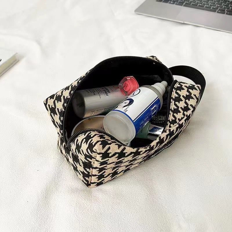 2025 autumn new fashionable makeup bag with simple and niche design handheld storage bag lightweight and bag compact travel elegant handbag designer h