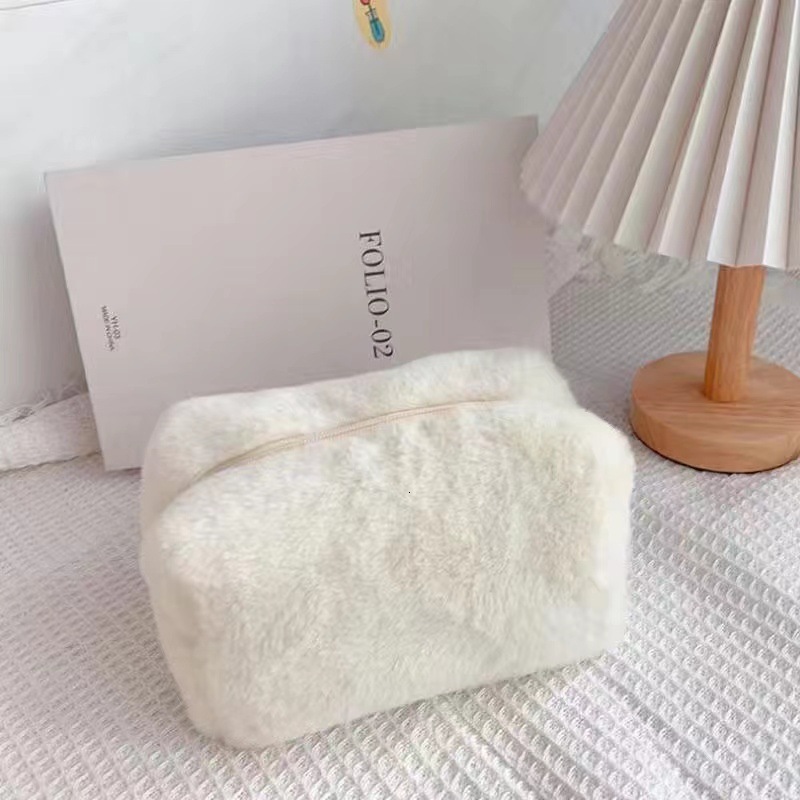 2025 elegant autumn new plush makeup bag with simple bag and niche design cute luxurious lightweight storage bag large capacity makeup bag designer ha