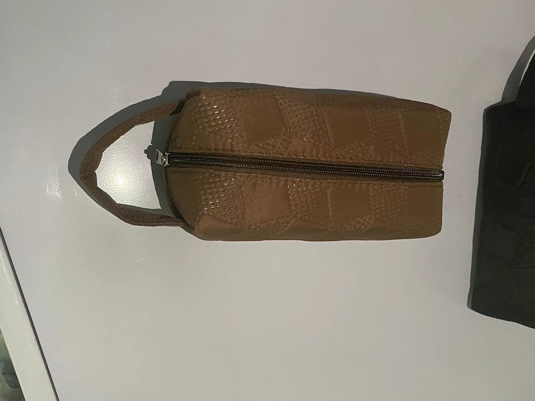 2025 autumn new fashionable makeup bag with simple and niche design handheld storage bag lightweight and bag compact travel elegant handbag designer h