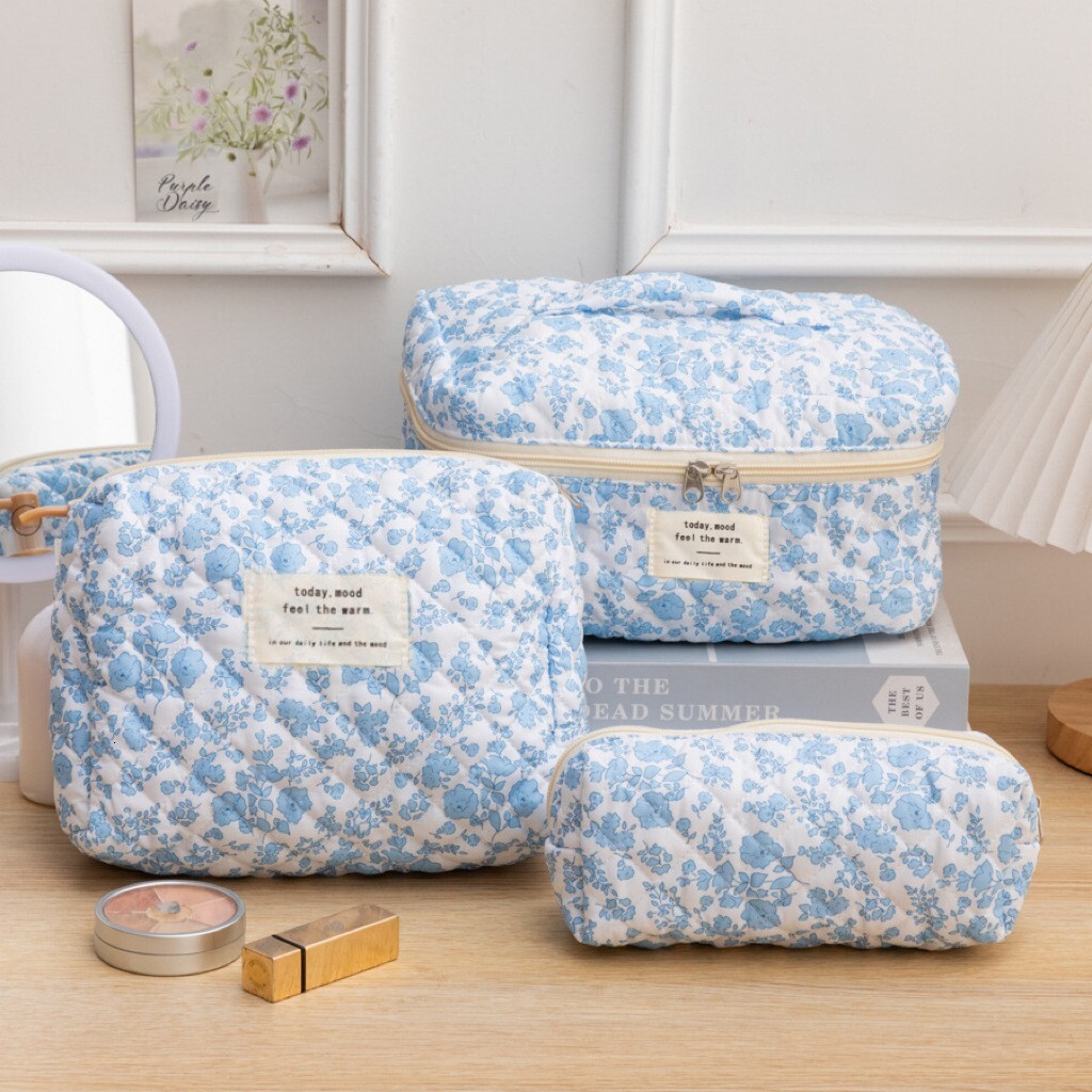 2025 Autumn New Fresh bag and Cute Makeup Bag elegant Small Simple Lightweight Toiletry Storage Bag Flower Cute Box Bag Designer Handbag