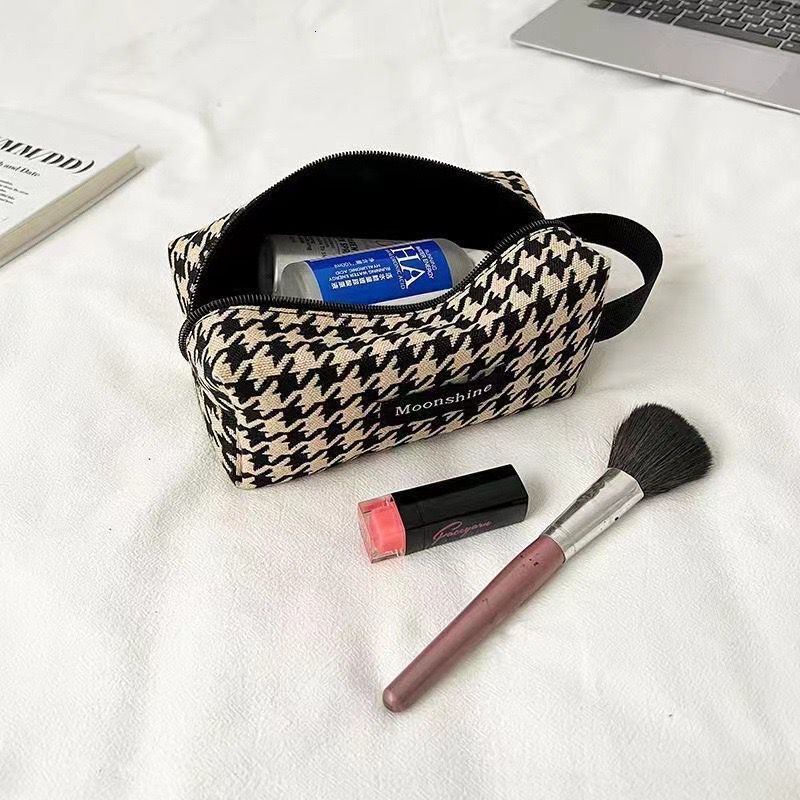 2025 autumn new fashionable makeup bag with simple and niche design handheld storage bag lightweight and bag compact travel elegant handbag designer h