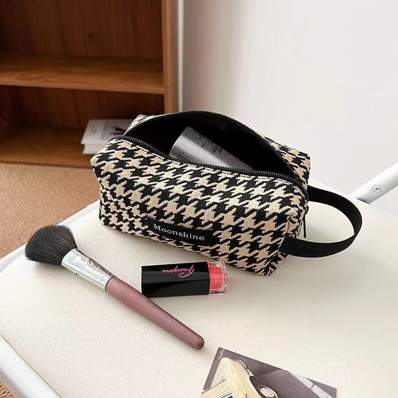 2025 autumn new fashionable makeup bag with simple and niche design handheld storage bag lightweight and bag compact travel elegant handbag designer h