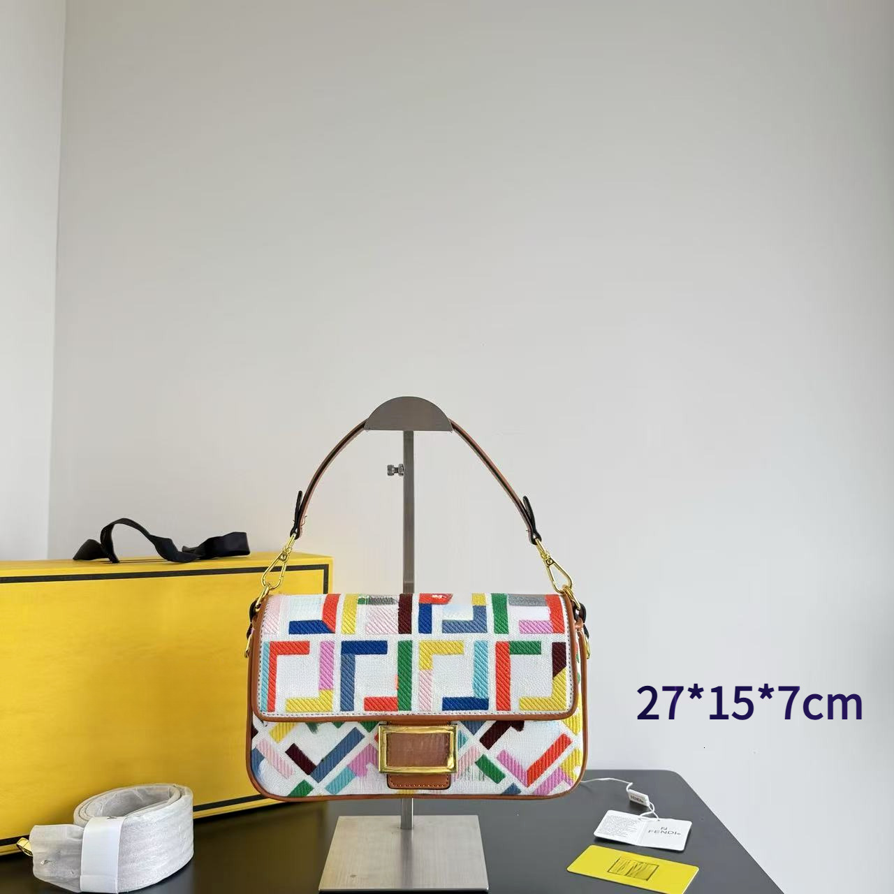 Designer Fenn bag womens this handbag is made of leather canvas old fabric color and color block It is a casual womens single-shoulder bag