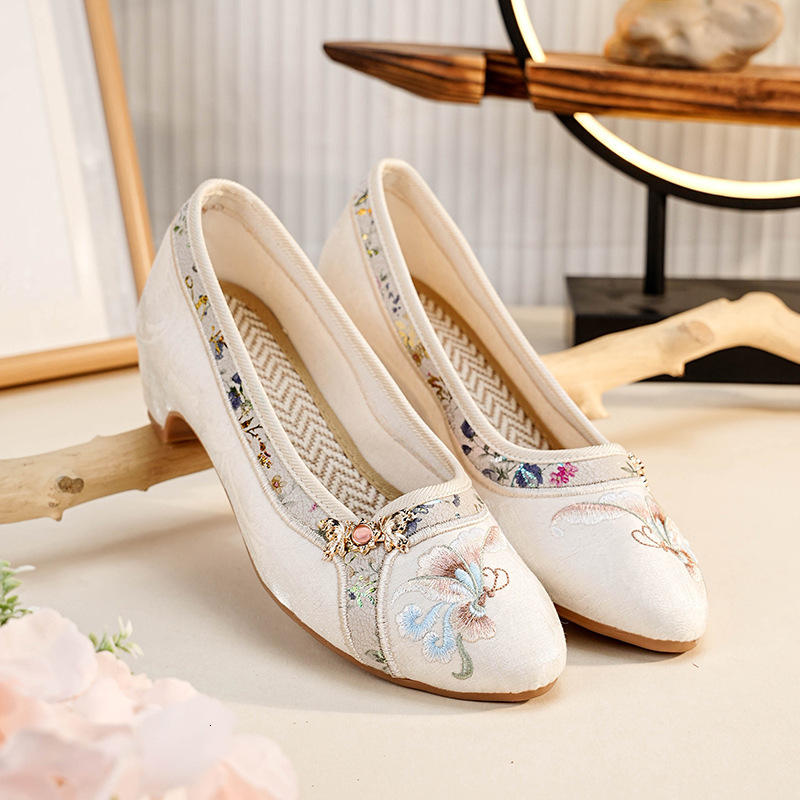 2025 Designer Fashion Women's Shoes Low Heel Pointed Qipao Embroidered Shoes Comfortable Shallow Mouth Versatile Daily Single Shoes Children