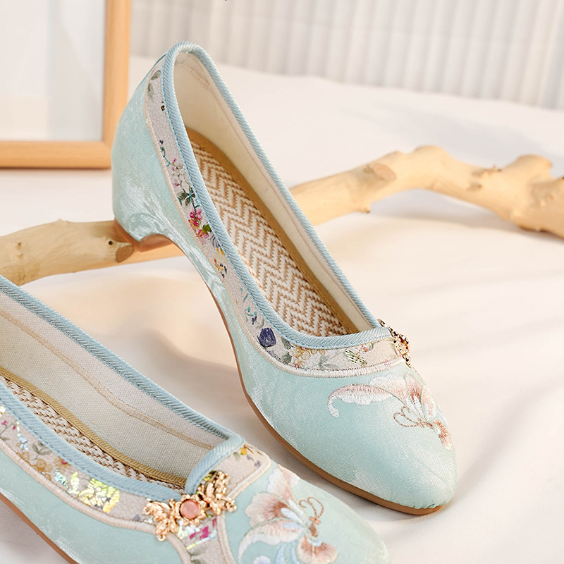 2025 Designer Fashion Women's Shoes Low Heel Pointed Qipao Embroidered Shoes Comfortable Shallow Mouth Versatile Daily Single Shoes Children