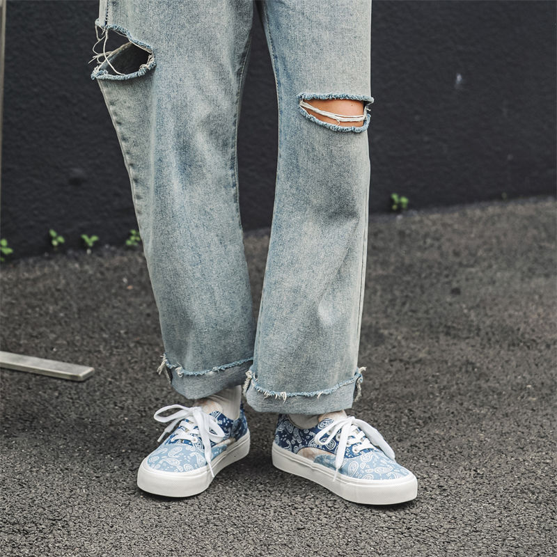 Designer Small niche trendy brand white and blue cashew flower canvas sh for women in spring 2025, new spliced Korean version low cut couple board