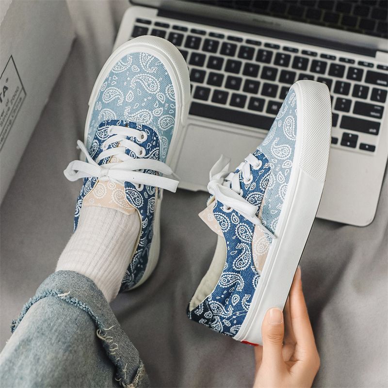 Designer Small niche trendy brand white and blue cashew flower canvas sh for women in spring 2025, new spliced Korean version low cut couple board