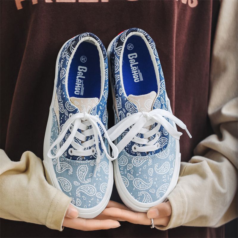 Designer Small niche trendy brand white and blue cashew flower canvas sh for women in spring 2025, new spliced Korean version low cut couple board