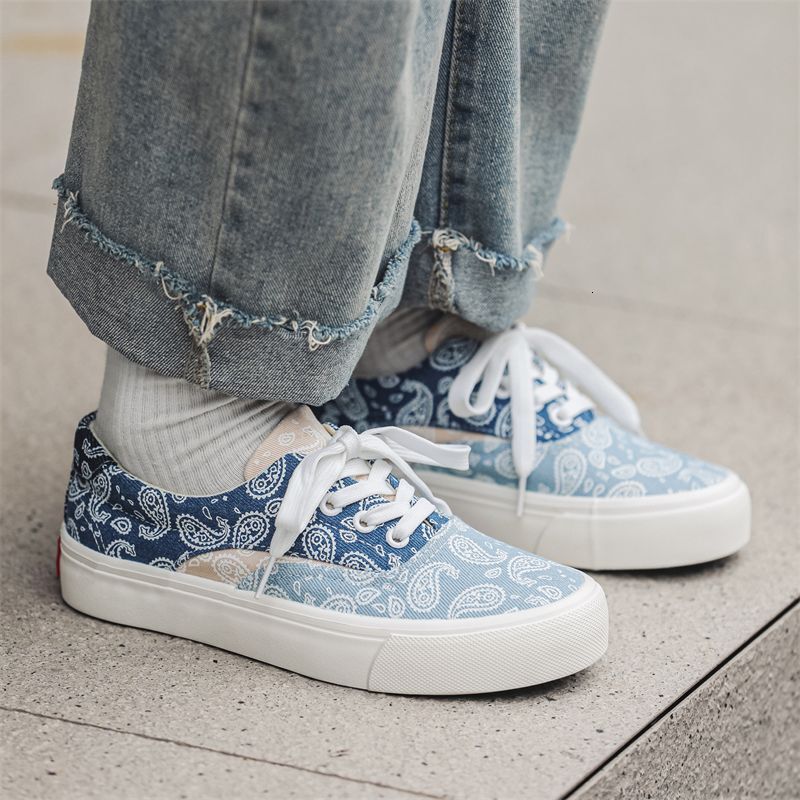 Designer Small niche trendy brand white and blue cashew flower canvas sh for women in spring 2025, new spliced Korean version low cut couple board
