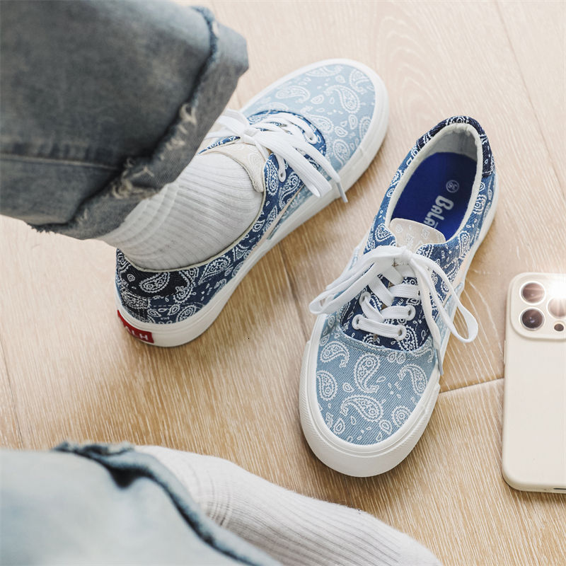 Designer Small niche trendy brand white and blue cashew flower canvas sh for women in spring 2025, new spliced Korean version low cut couple board