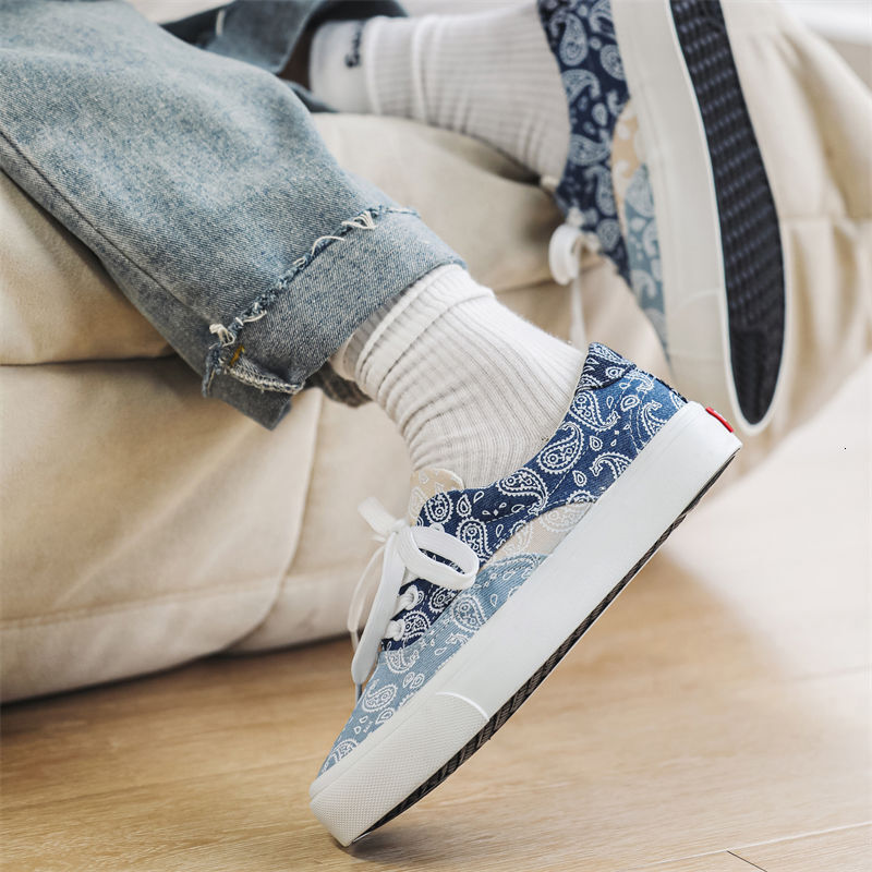 Designer Small niche trendy brand white and blue cashew flower canvas sh for women in spring 2025, new spliced Korean version low cut couple board