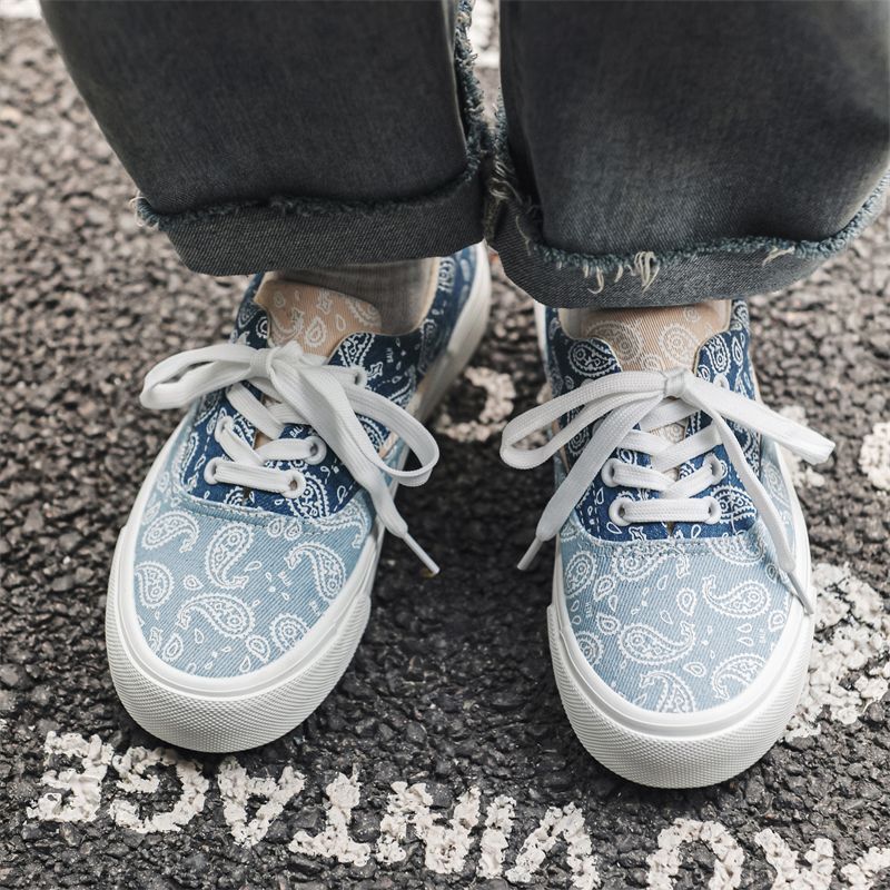 Designer Small niche trendy brand white and blue cashew flower canvas sh for women in spring 2025, new spliced Korean version low cut couple board