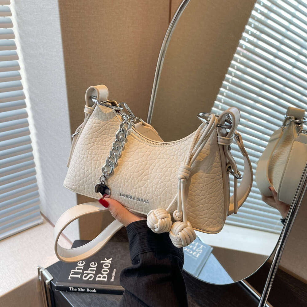 This year's new high-end small popular for women, with niche texture. It is a versatile and fashionable one shoulder underarm bag
