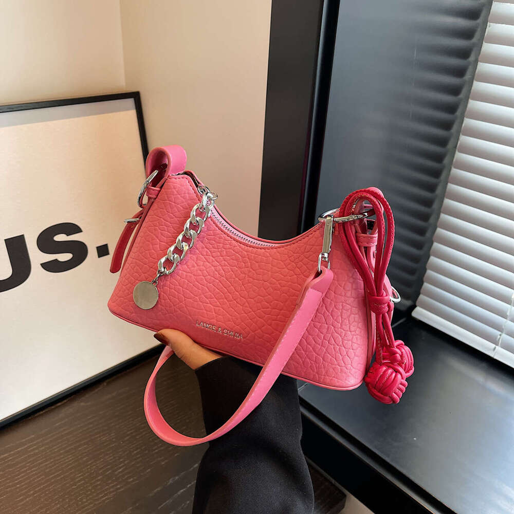 This year's new high-end small popular for women, with niche texture. It is a versatile and fashionable one shoulder underarm bag
