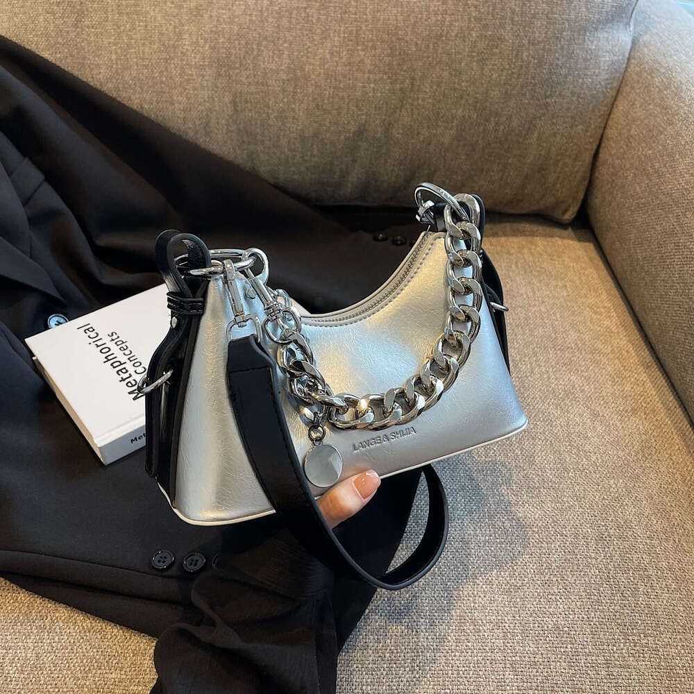 This year's new high-end small popular for women, with niche texture. It is a versatile and fashionable one shoulder underarm bag