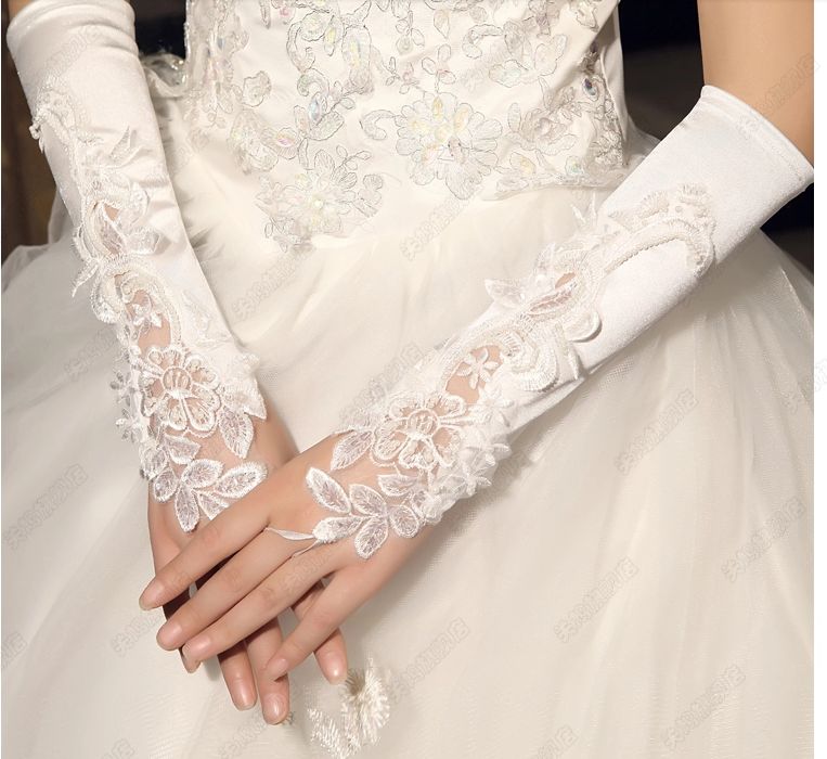 Новое свадебное платье продаю не дорого р 44-46, с изящным длинным шлейфом,