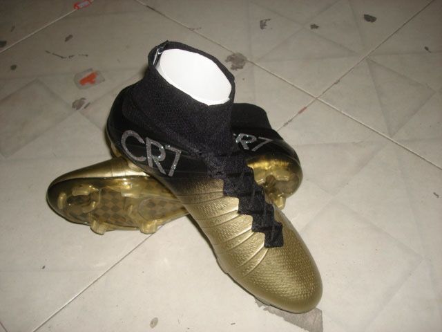 ronaldo gold football boots