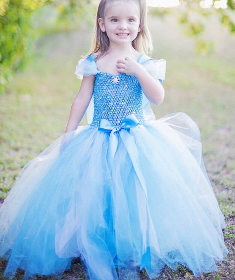 Frozen baby dress Playing the ‘Frozen Baby Care’ game for girls you ladies are getting the unique chance to spend the day with the adorable baby Elsa or with the sweet baby Anna, change their diapers and dress them up as cute as possible, how cool is that??