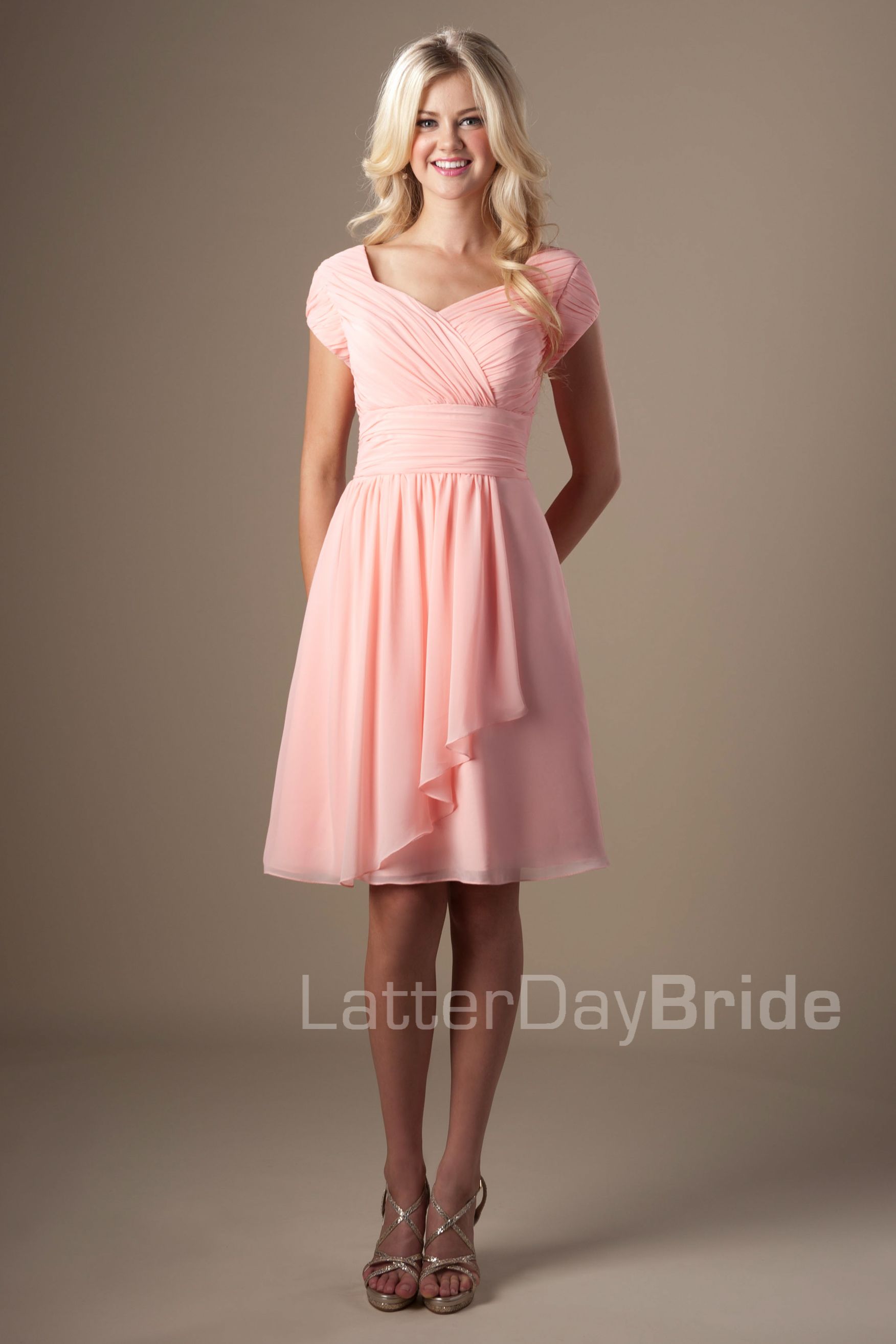Casual Coral Chiffon Short Modest Bridesmaid Dresses With Short Sleeves
