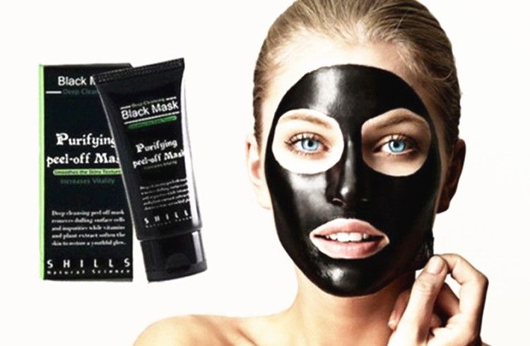 Le masque pour la personne des boutons et les points noirs avec le miel