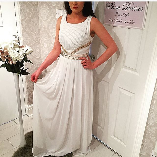 2016 White Prom Dresses With Beaded Belt Appliques And Ruffled Tired