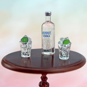 1/12 Dollhouse Miniature Accessoires Mini Résine Vodka Bouteille Verre À Vin Ensemble Simulation Boisson Modèle Jouet pour Maison De Poupée Décoration