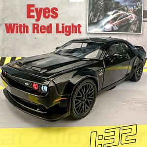 1 32 Scale Dodge Challenger SRT ALLIAG MODEAU jouet Diecast Sports Car Models Red Eyes with Light Collection for Boys Gifts 231227