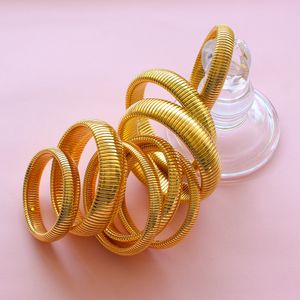 10-12-16-20 mm schlichtes Ring-Titanstahlarmband, Premium-breites elastisches Ring-Stapelarmband im Großhandel