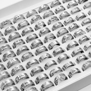 100 piezas Anillos de banda de acero inoxidable de color plateado hueco de moda para hombres, mujeres, mezcla de animales, amor, Jesús, etc., tamaño de estilo de 17 mm a 21 mm