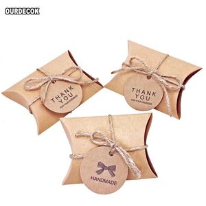 100 pcs / lot mignon papier kraft oreiller boîte de bonbons faveurs de mariage cadeau boîtes de bonbons avec étiquettes maison fête d'anniversaire approvisionnement T2001151641