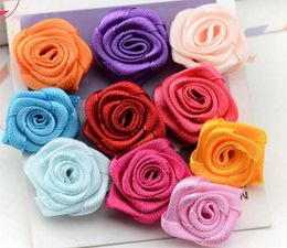 1000pcslot Producto para el cabello Accesorios para niños DIY 25 mm Flor de cinta de satén Rose para la diadema de ropa de vestir de manualidades Boda1382786