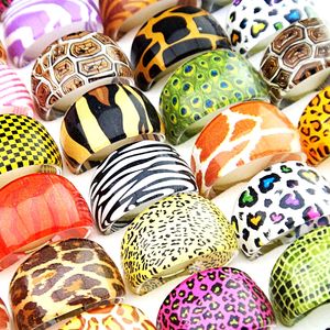 100 Uds anillo Animal piel de leopardo mezcla anillos de resina para hombres y mujeres venta al por mayor moda fiesta lindo regalo de joyería