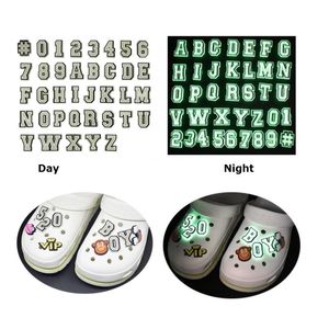 100PCS / LOT Glow in The Dark Croc Charms PVC Noctilucence Accessoires Décoration Bad Bunny pour Clog JIBZ Button Charm